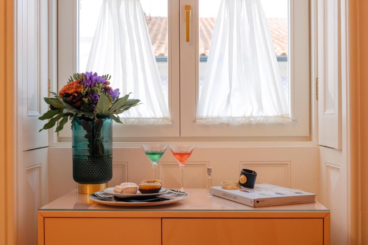 1877 Estrela Palace Aveiro Bagian luar foto A windowsill with a vase of flowers and a book